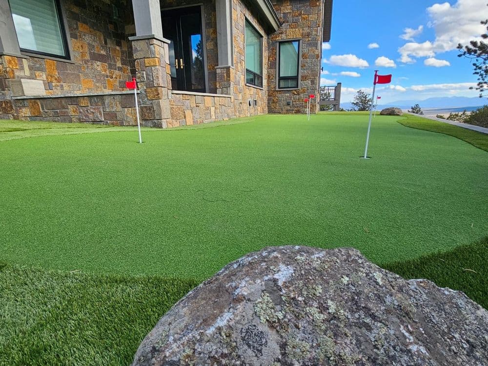Gallery photos for Custom Putting Greens Elevate Your Backyard: Image #5